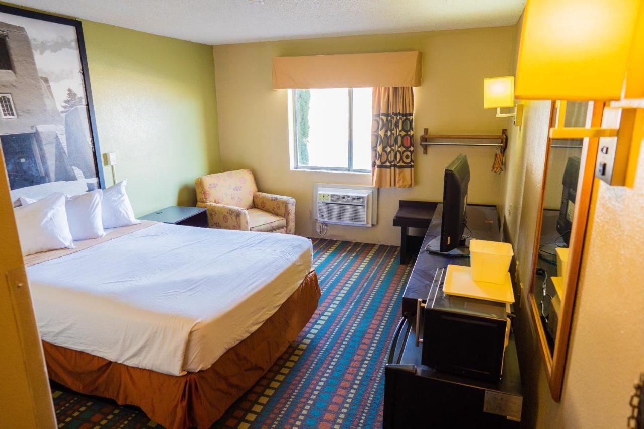 Super 8 By Wyndham Belen Nm Otel Dış mekan fotoğraf