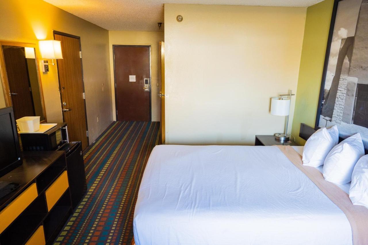 Super 8 By Wyndham Belen Nm Otel Dış mekan fotoğraf