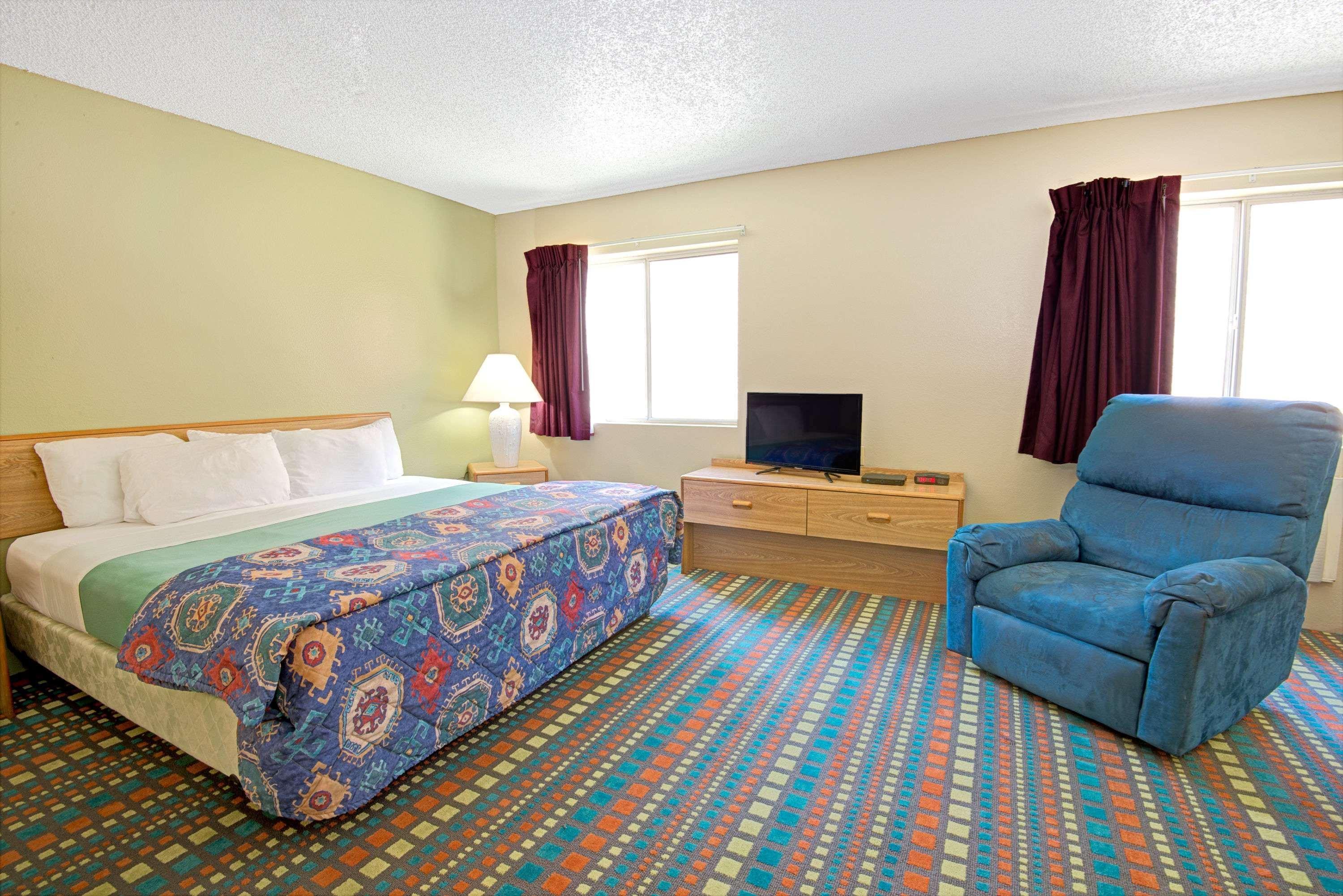 Super 8 By Wyndham Belen Nm Otel Dış mekan fotoğraf