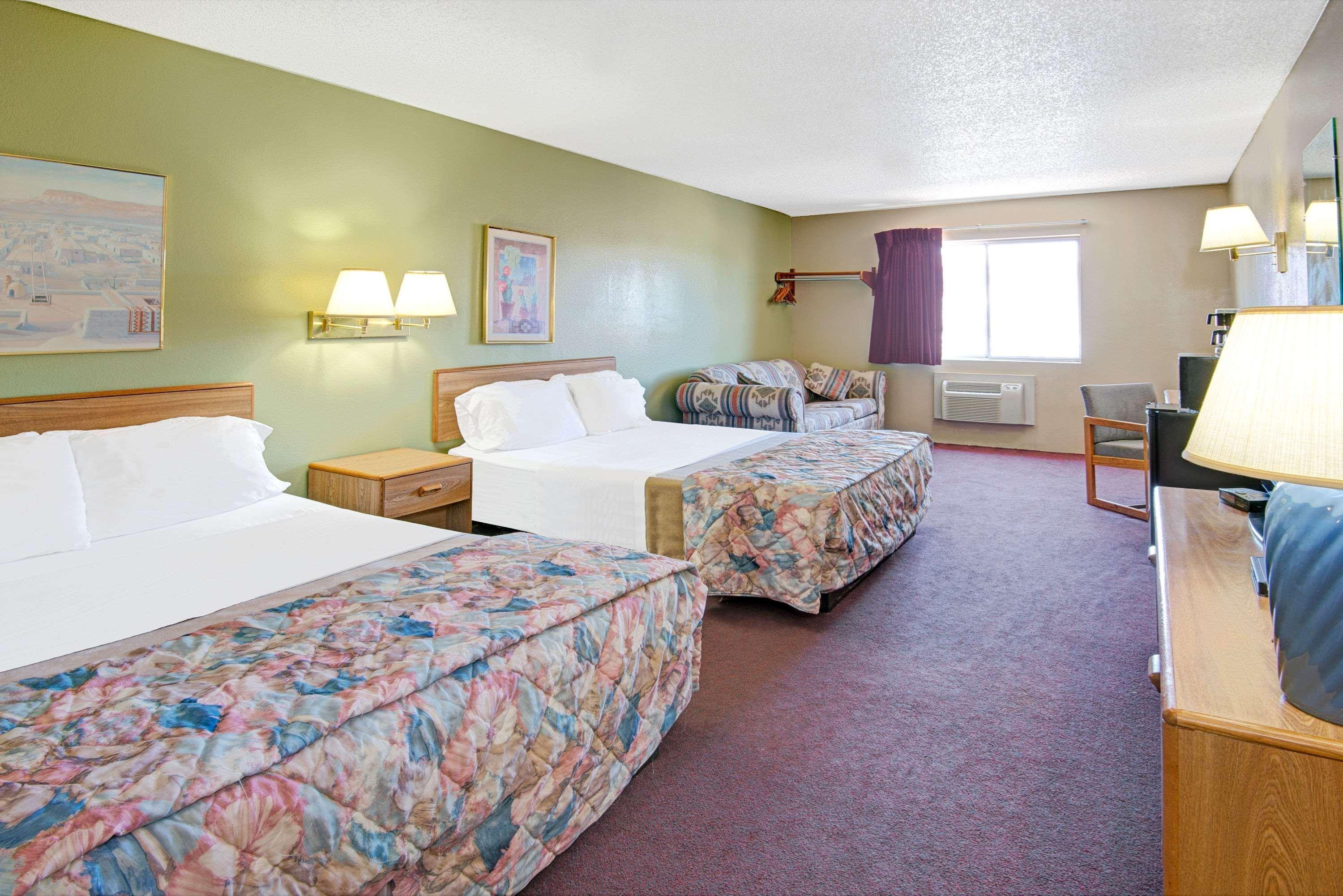 Super 8 By Wyndham Belen Nm Otel Dış mekan fotoğraf