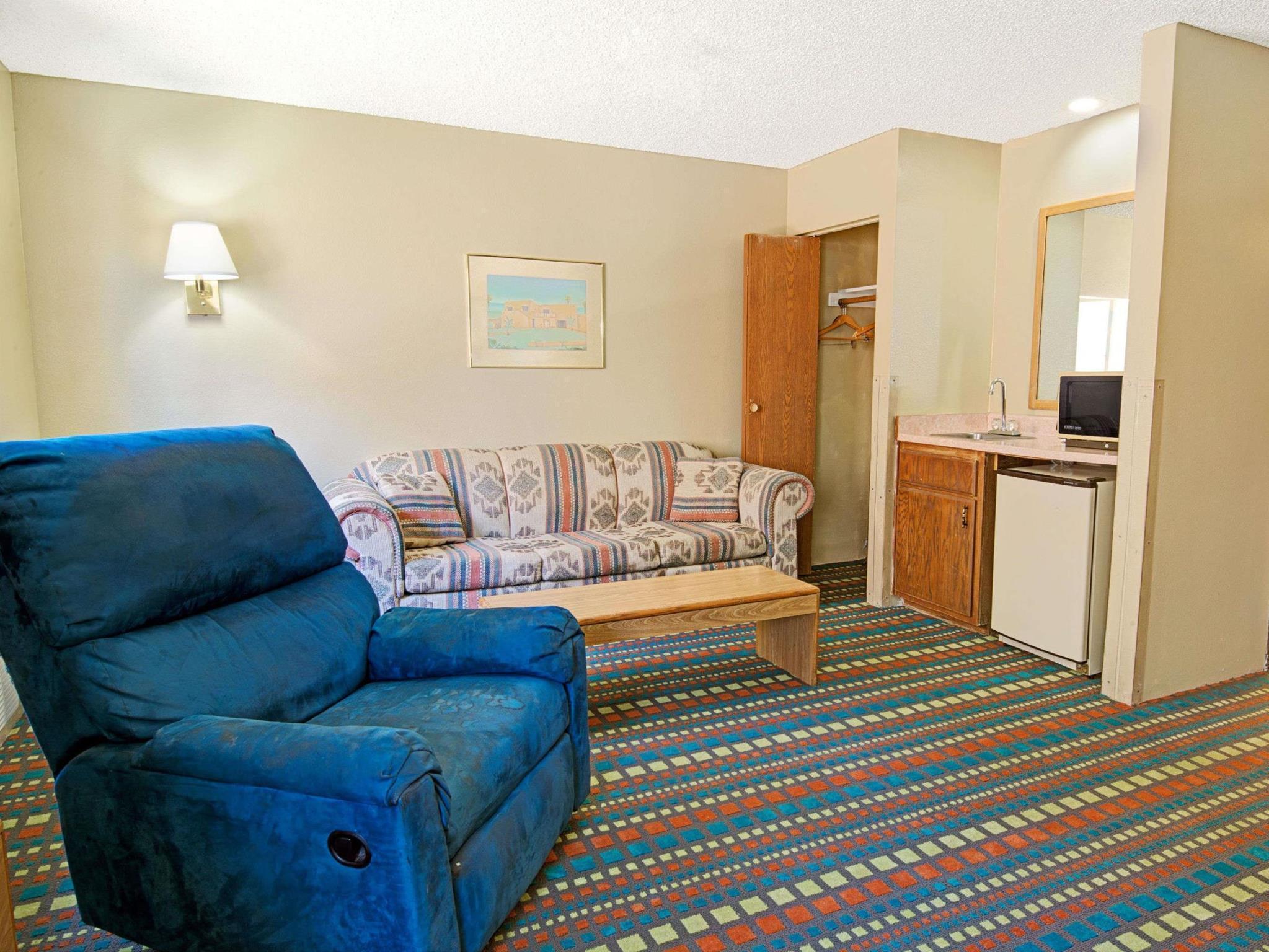 Super 8 By Wyndham Belen Nm Otel Dış mekan fotoğraf