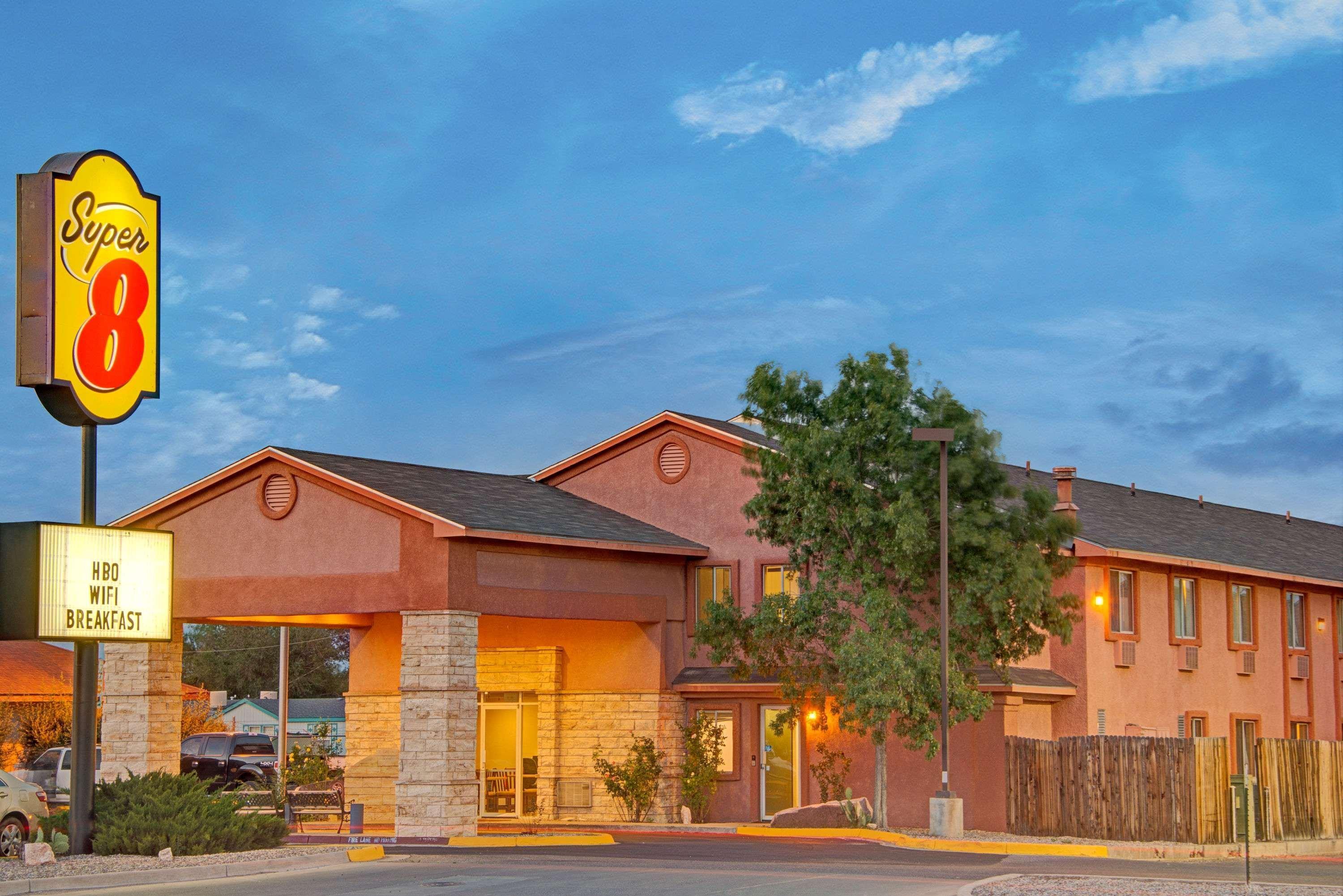 Super 8 By Wyndham Belen Nm Otel Dış mekan fotoğraf